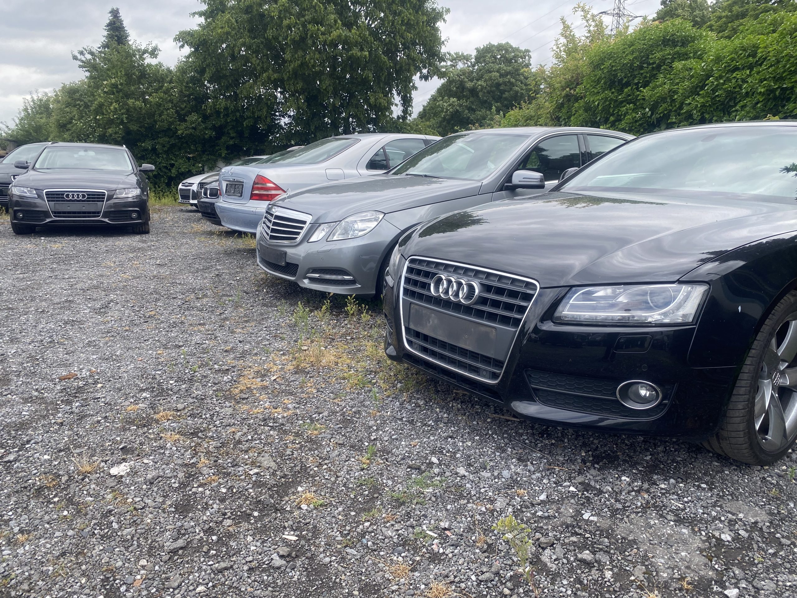 Der Autoexport ist ein bedeutender Bestandteil des globalen Automobilmarktes. Die steigende Nachfrage nach Fahrzeugen aus verschiedenen Ländern hat den An- und Verkauf von Autos über Grenzen hinweg erleichtert. Um in diesem wettbewerbsintensiven Bereich erfolgreich zu sein, ist es wichtig, sich mit den verschiedenen Aspekten des Autoankaufs im Export vertraut zu machen. Dieser Artikel beleuchtet die zentralen Schlagworte und Konzepte, die für den Ankauf im Autoexport relevant sind.