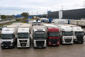 Gebrauchte Lkw auf einem Logistikplatz in Nordrhein-Westfalen als Symbol für Lkw Ankauf NRW und Nutzfahrzeugpreise