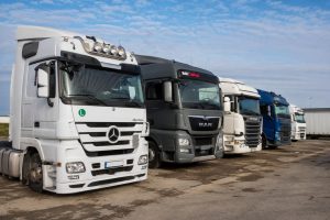 Gebrauchte Sattelzugmaschinen auf einem Logistikplatz vor dem Verkauf