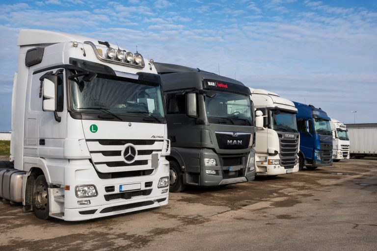 Gebrauchte Sattelzugmaschinen auf einem Logistikplatz vor dem Verkauf